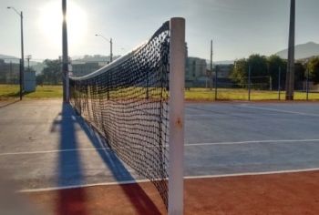 A blue and red tennis court 
