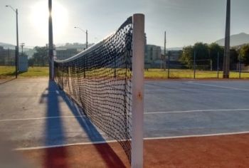 A blue and red tennis court